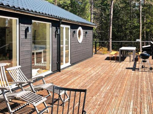 une terrasse avec des chaises et une maison avec un grill dans l'établissement 4 person holiday home in GARPHYTTAN, à Garphyttan