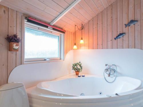 een groot bad in een badkamer met een raam bij Holiday home Fanø LXXXII in Fanø