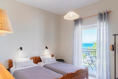 Postel nebo postele na pokoji v ubytování Kamini Apartments