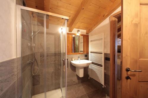 a bathroom with a sink and a shower and a sink at Borgo Selvapiana in Morbegno