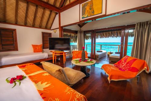 Postel nebo postele na pokoji v ubytování Sofitel Kia Ora Moorea Beach Resort