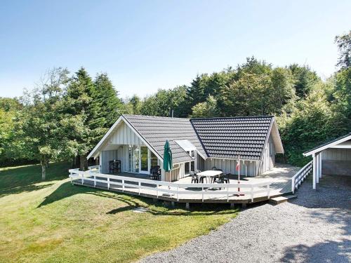 Lihmeにある8 person holiday home in Sp ttrupの草の中に広いデッキがある大きな家