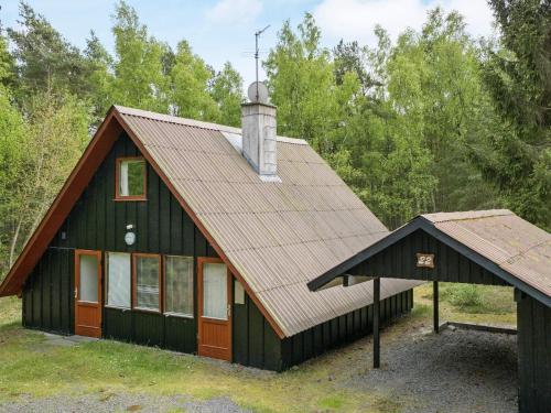 Spidsegårdにある5 person holiday home in Nexの錫屋根の納屋
