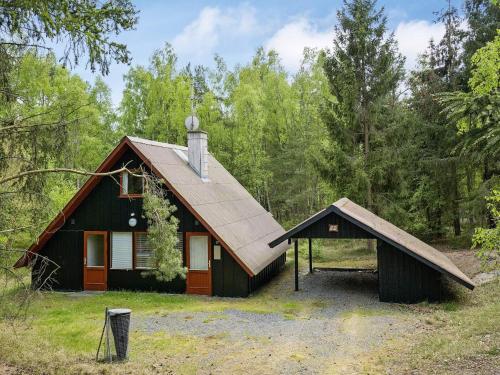 Spidsegårdにある5 person holiday home in Nexの小さな黒い家