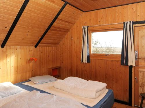 A bed or beds in a room at Three-Bedroom Holiday home in Blåvand 2