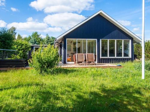 Градина пред 8 person holiday home in Ebeltoft