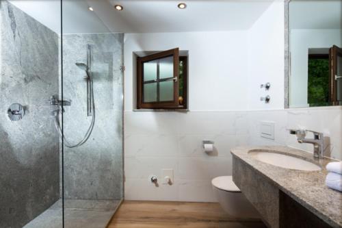een badkamer met een douche, een toilet en een wastafel bij Flinsenlehen in Schönau am Königssee