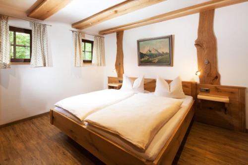 een slaapkamer met een groot bed in een kamer bij Flinsenlehen in Schönau am Königssee