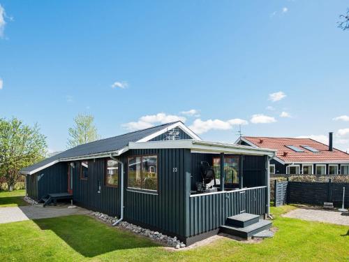 Sønderbyにある5 person holiday home in Juelsmindeの隣庭の緑家