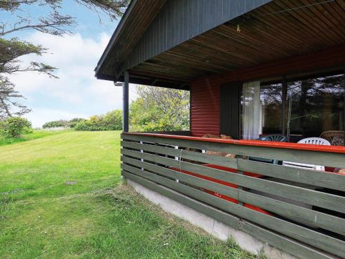 une terrasse couverte d'une maison avec vue sur un champ dans l'établissement 6 person holiday home in Vinderup, à Vinderup