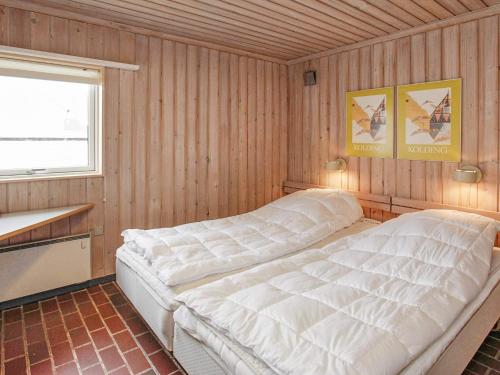 Pandrupにある6 person holiday home in Pandrupのベッドルーム1室(角に大きな白いベッド1台付)