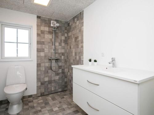 Koupelna v ubytování Holiday home Læsø XXVI