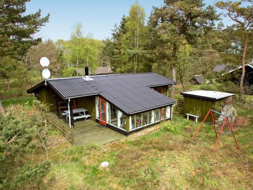 Vester Sømarkenにある5 person holiday home in Aakirkebyの田地小屋