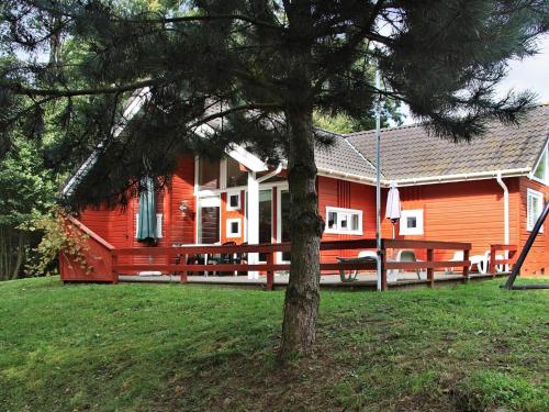 Градина пред 6 person holiday home in Aakirkeby