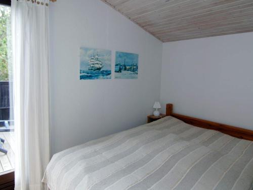 ブラーバンドにある4 person holiday home in Bl vandの白いベッドルーム(ベッド1台、窓付)
