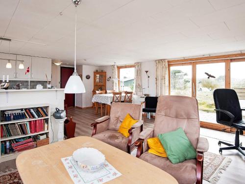 ein Wohnzimmer mit 2 Stühlen und einem Tisch in der Unterkunft 5 person holiday home in Fan in Fanø