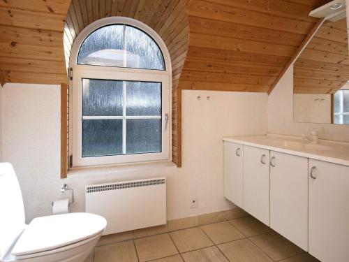 ロッケンにあるThree-Bedroom Holiday home in Løkken 1のバスルーム(トイレ付)、窓が備わります。