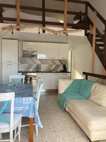 un salon avec un canapé et une table dans l'établissement Les sibons, au Grau-dʼAgde