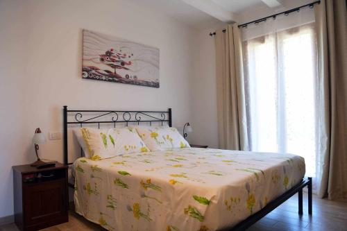 Un pat sau paturi într-o cameră la Casa Montefiore 13 Girasoli LT nella tranquilla campagna Marchigiana