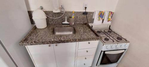 Una cocina o cocineta en Aldeia St Sebastien 06 Arembepe