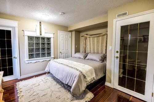 Gallery image of The River Blossom Suite - Downtown in Drumheller