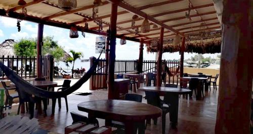 un restaurante con mesas y sillas con vistas al océano en Hotel Costa Mar Coveñas en Coveñas