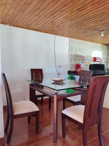 a dining room table and chairs in a kitchen at Cabañas La Campiña Ubalá in Ubalá