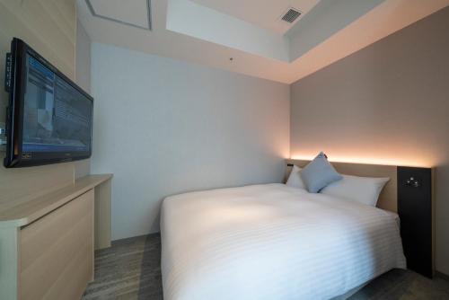 Кровать или кровати в номере Hotel Oriental Express Fukuoka Tenjin