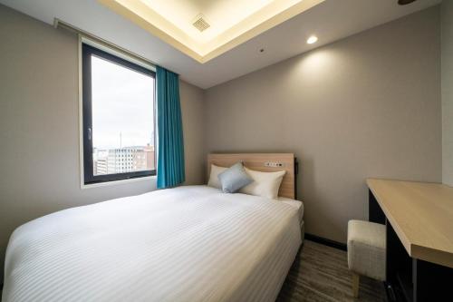 Кровать или кровати в номере Hotel Oriental Express Fukuoka Tenjin