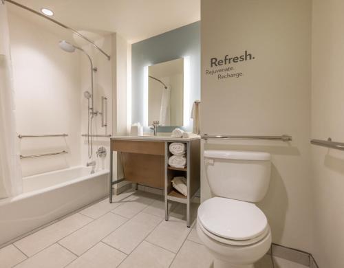 Bilik mandi di EVEN Hotel Atlanta - Cobb Galleria by IHG