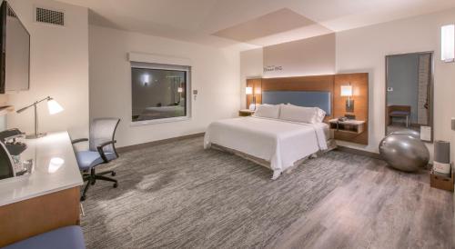 Katil atau katil-katil dalam bilik di EVEN Hotel Atlanta - Cobb Galleria by IHG