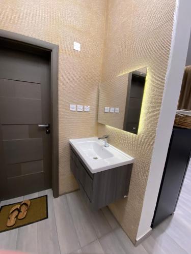 uma casa de banho com um lavatório e um espelho em Platinum plus mirbat em Salalah