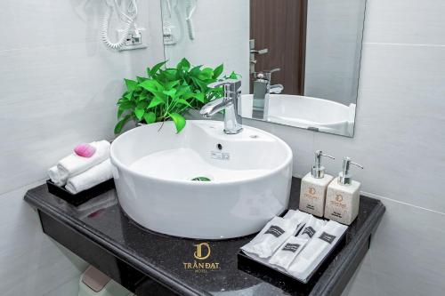 Baðherbergi á Trần Đạt Hotel