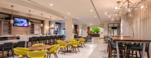 Televisyen dan/atau pusat hiburan di EVEN Hotel Atlanta - Cobb Galleria by IHG