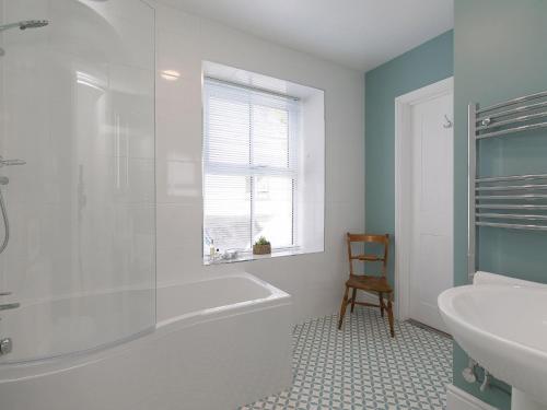 Un baño con ducha, bañera y lavabo. en 6 Albany Terrace, en St Ives