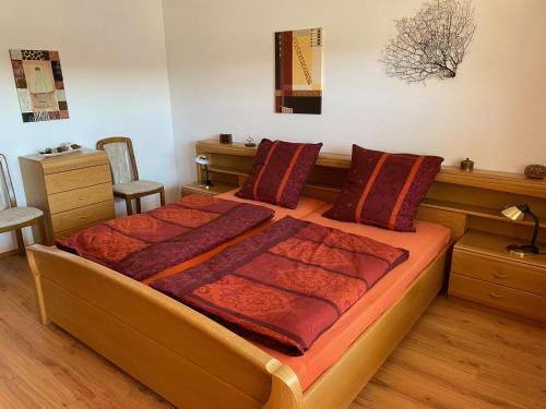 1 dormitorio con 1 cama grande con sábanas rojas en Säckingen 86 qm 3 Zimmer, en Bad Säckingen
