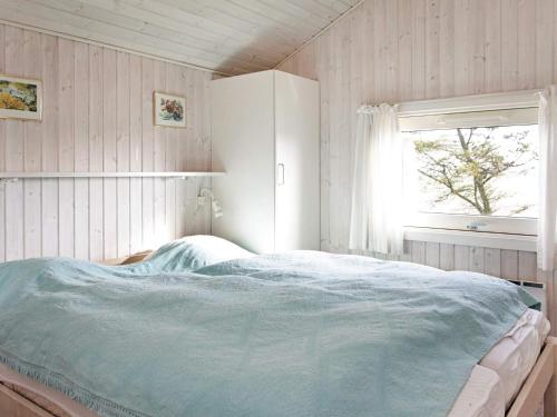 een slaapkamer met een groot bed met een raam bij 8 person holiday home in Humble in Humble