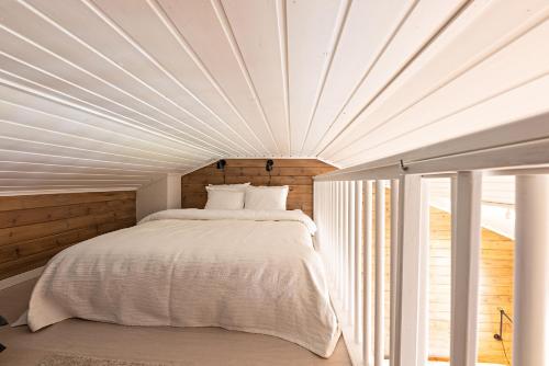 - un lit dans une chambre avec plafond dans l'établissement UnelmaHelmi, à Ruka