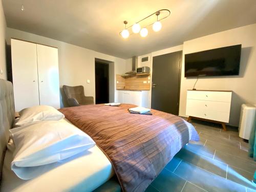 um quarto com uma cama com uma colcha de madeira em Balkon Apartmanház Panzió em Balatonfüred
