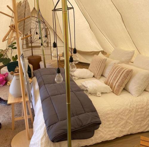 - un lit dans une chambre avec tente dans l'établissement Mansfield Glamping - ADULTS ONLY, à Mansfield