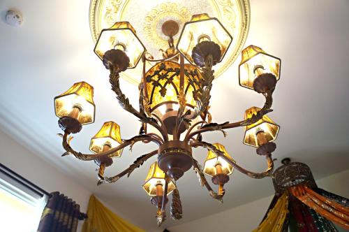 a chandelier hanging from a ceiling in a room at 依比鴨鴨水岸會館 Ducking House in Ruisui