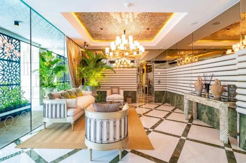een lobby van een hotel met een kroonluchter bij Riviera Jomtien by Zoom Pattaya 2 in Jomtien Beach