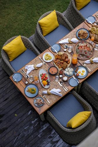 un tavolo con sopra piatti di cibo di Baale Resort Goa ad Arpora