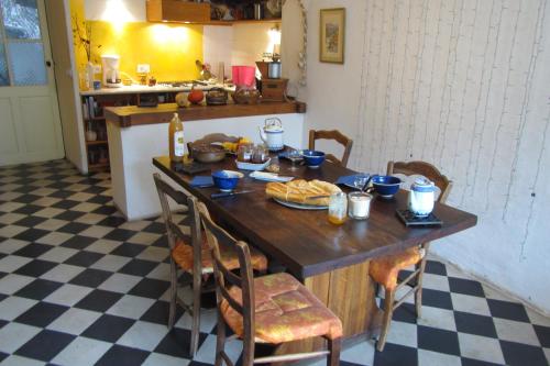 een keuken met een tafel met eten erop bij Chambres d'hôtes Laurent Besset in Die