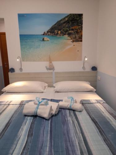 una camera con due letti e una foto di una spiaggia di Silvi d'aMare a Silvi Marina