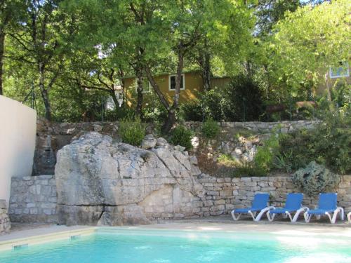 Bazén v ubytování Camping Chalets Les Chênes Verts nebo v jeho okolí