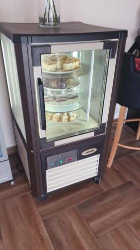 a microwave oven with some food inside of it at PENSIUNE RESTAURANT OVIDIU in Valea lui Mihai