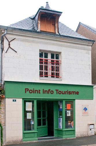 a building with a sign that reads point into tourism at La Butte de Gohier in Blaison