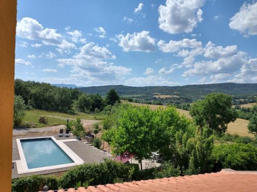 Aussicht vom Dach eines Hauses mit Pool in der Unterkunft Casa Cholavila 