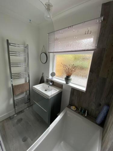 Katil atau katil-katil dalam bilik di Two Sails Brixham - Spacious modern family seaside home - parking - wood-burner - dog friendly